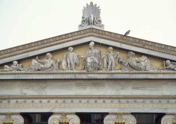 Το αέτωμα του Μεγάρου με το μαρμάρινο σύμπλεγμα της γέννησης της Αθηνάς