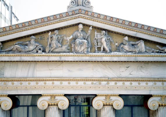 Το αέτωμα και τα ιωνικά κιονόκρανα της πρόσοψης από πλάγια