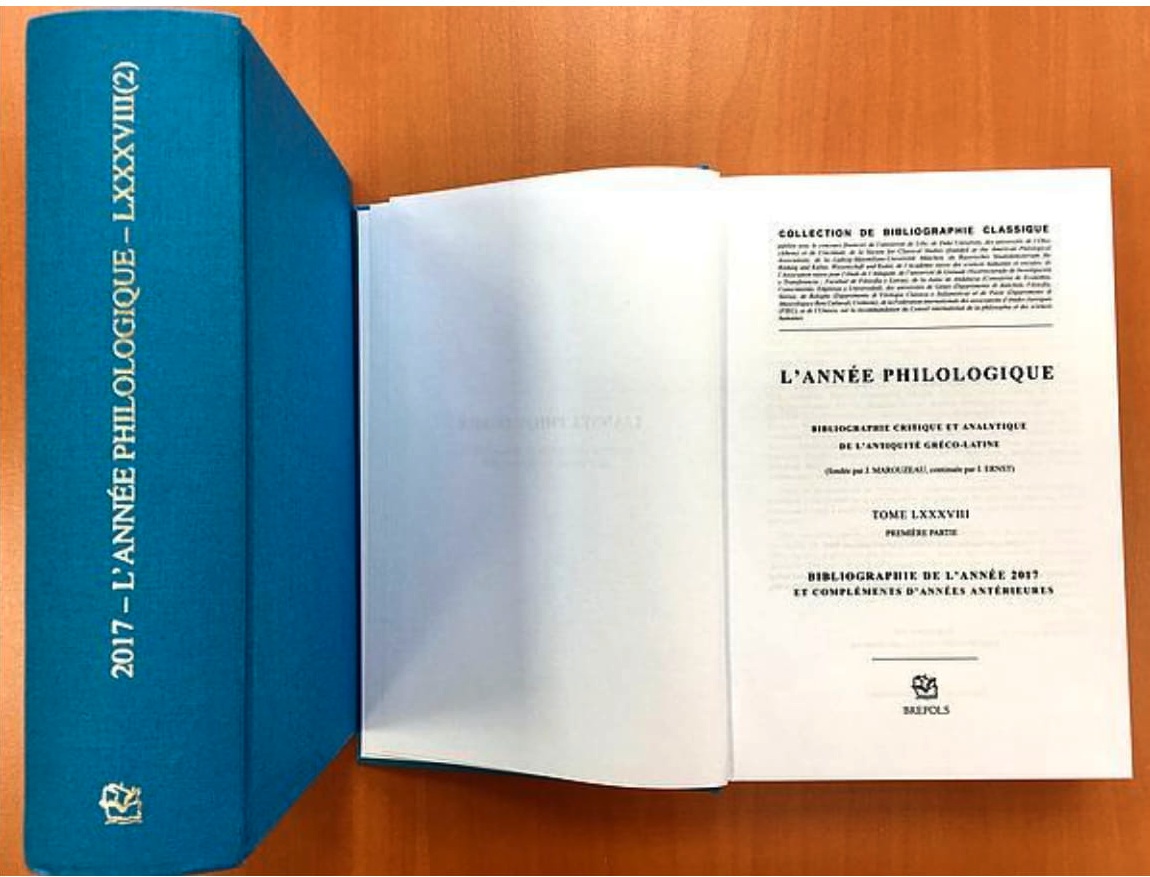 Ο τόμος L'Année Philologique του 2017 ανοιχτός στη σελίδα τίτλου