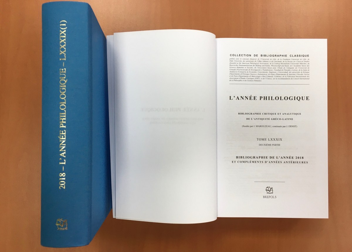 Ο τόμος L'Année Philologique του 2018 ανοιχτός στη σελίδα τίτλου